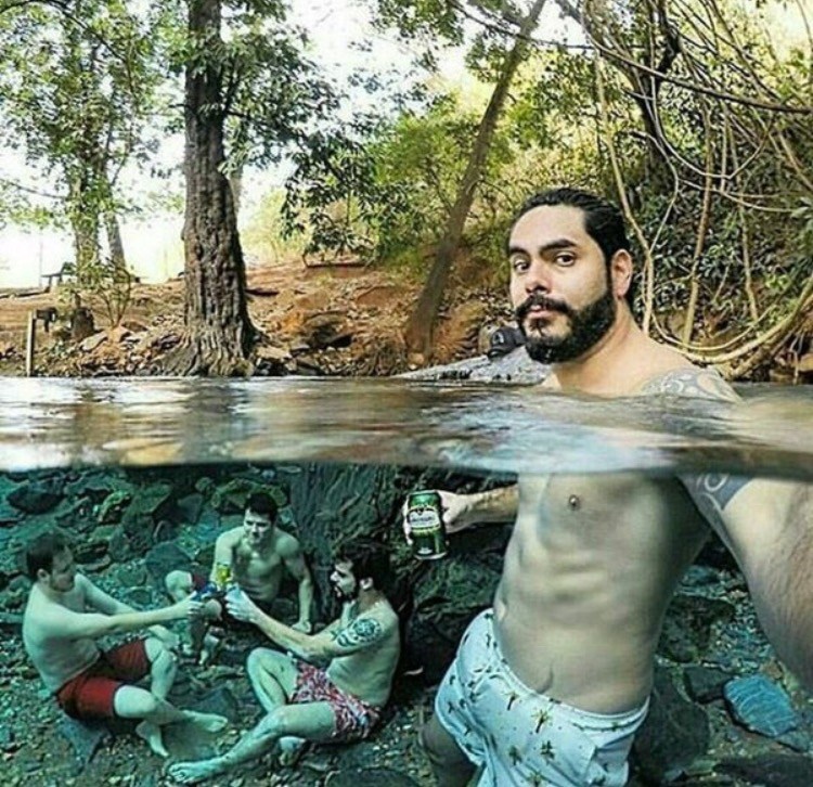 парни под водой