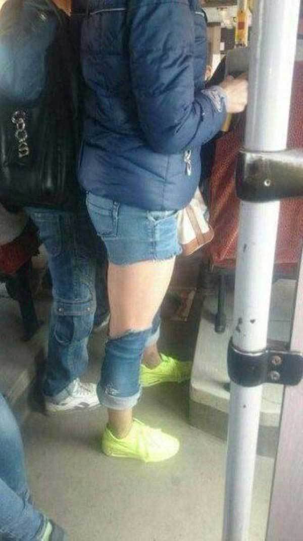 девушка в рваных джинсах
