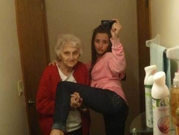 селфи внучки с бабушкой