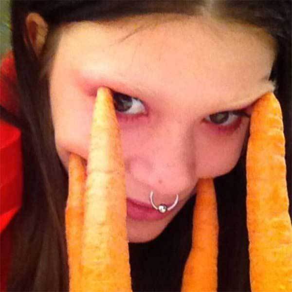 девушка с морковкой на лице