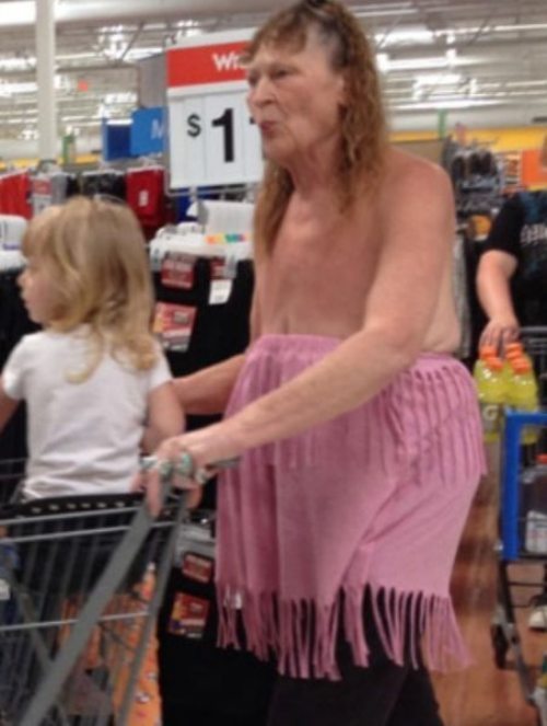 бабушка с внучкой в супермаркете