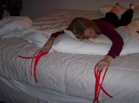 девушка с длинными ногтями на кровати