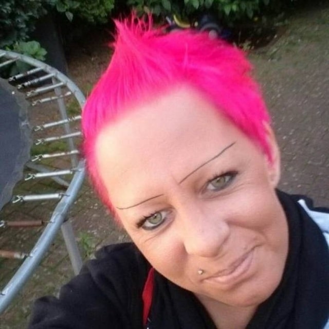 женщина с розовыми волосами