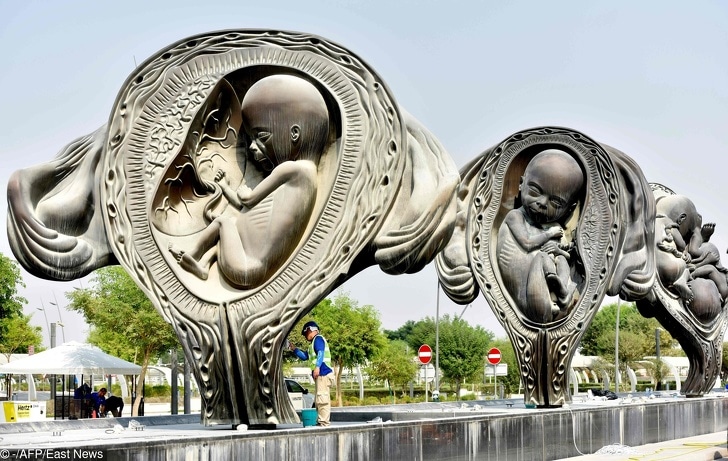 скульптура младенцев в утробе