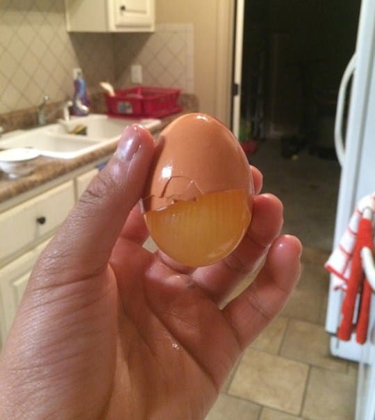 сырое яйцо в руке