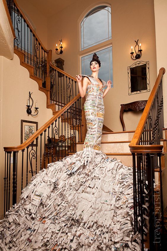 невеста на лестнице в платье из газет