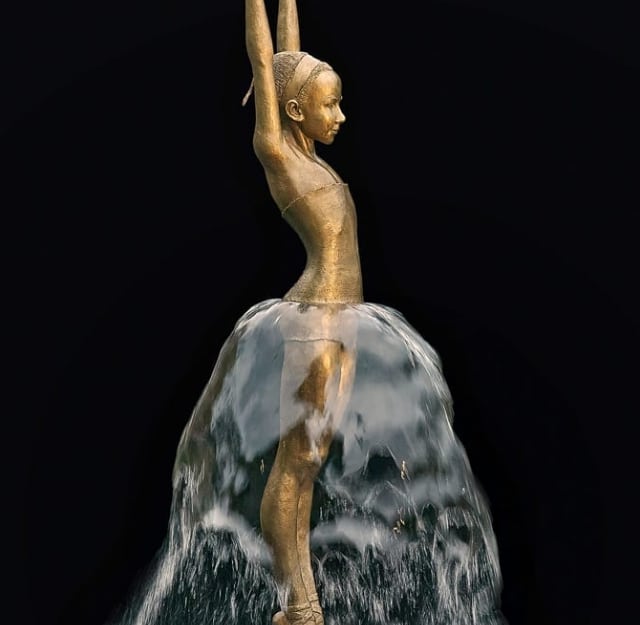 скульптура девочки с юбкой из воды