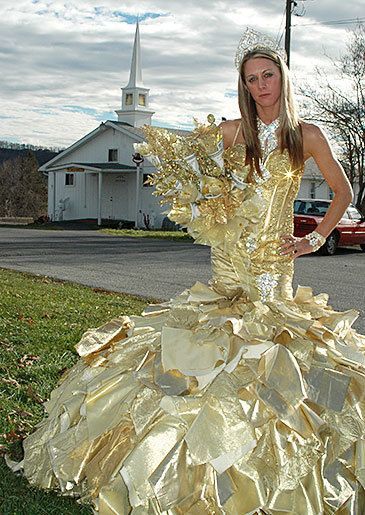 девушка в золотом платье невесты