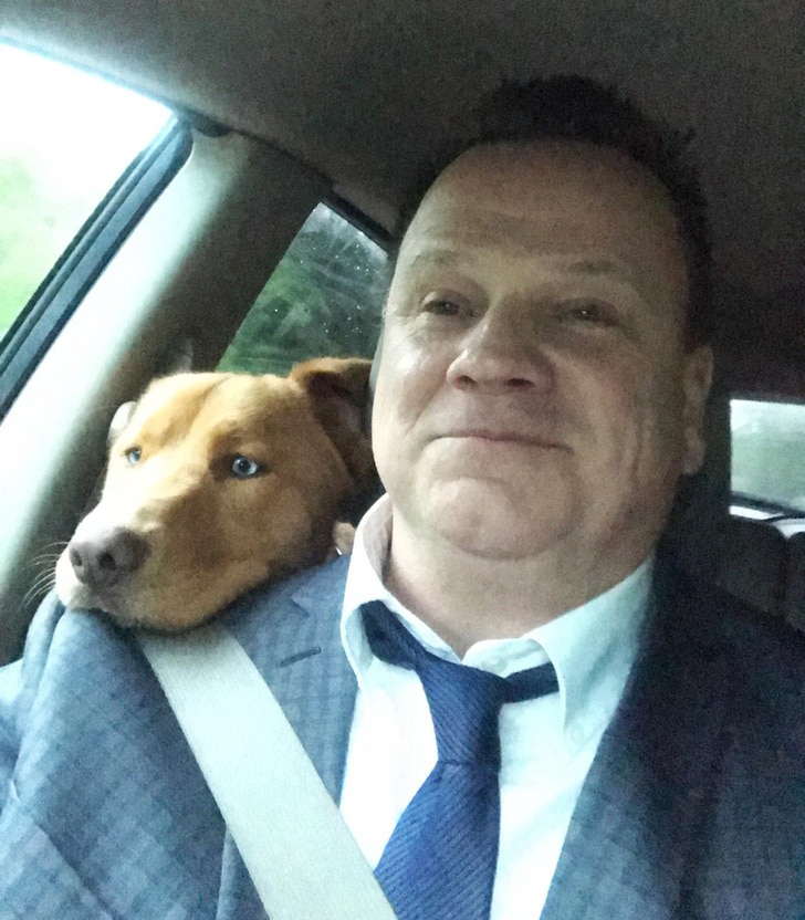 мужчина с собакой в машине