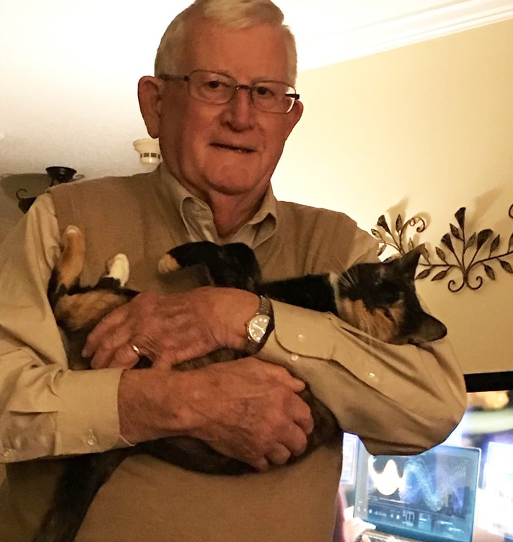 пожилой мужчина с кошкой на руках