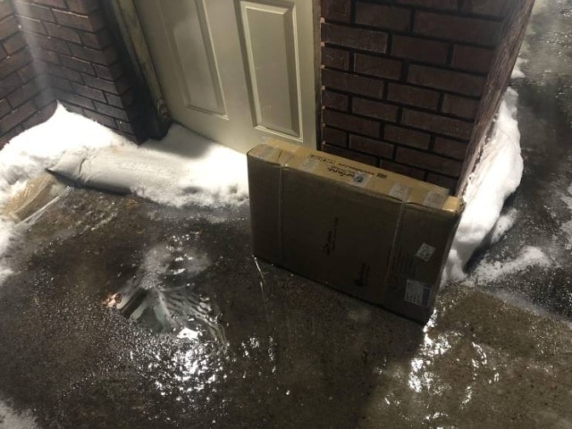 коробка стоит в воде