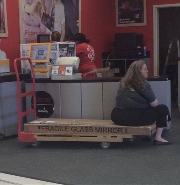 женщина сидит на коробке