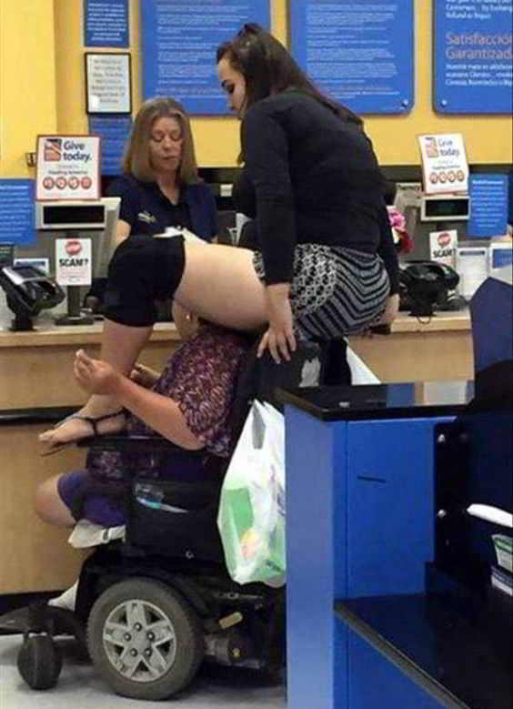 женщины в супермаркете