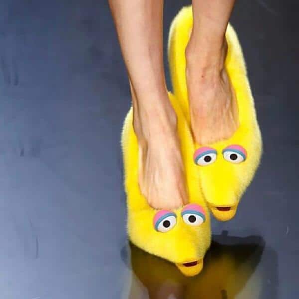 желтая обувь с глазами