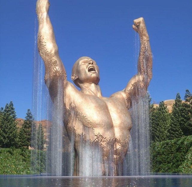 фонтан с фигурой мужчины