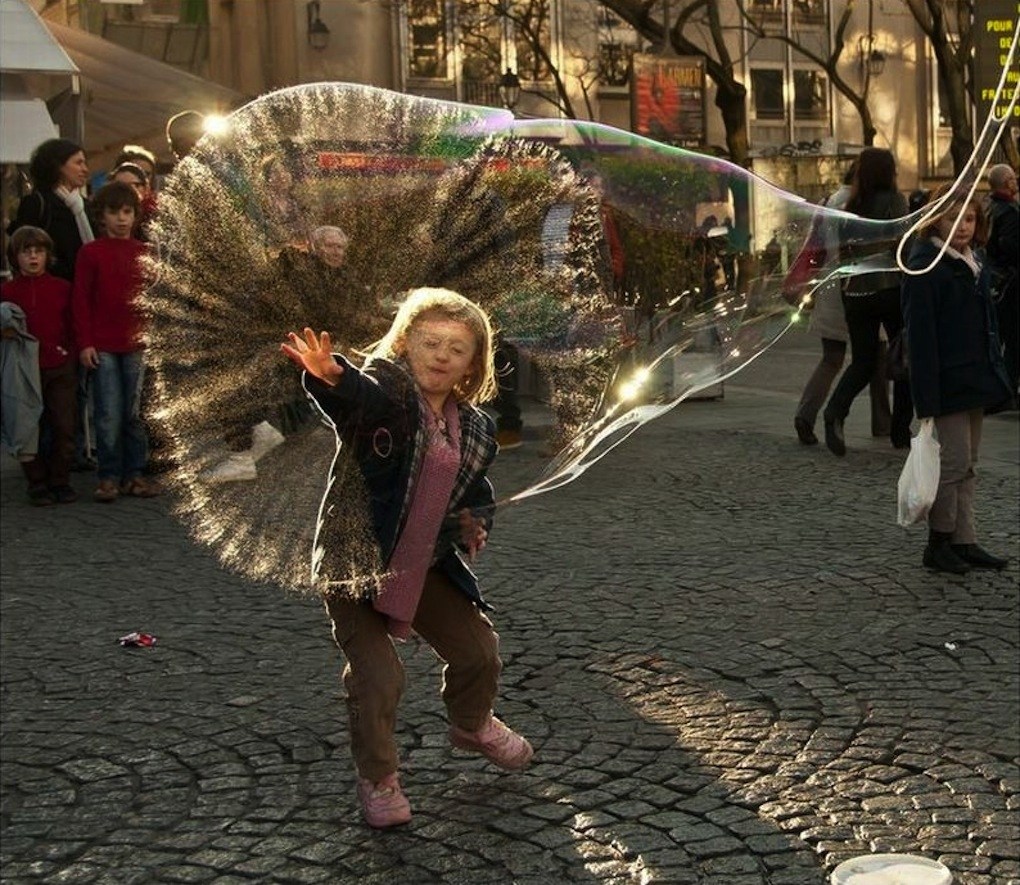 ребенок и мыльный пузырь