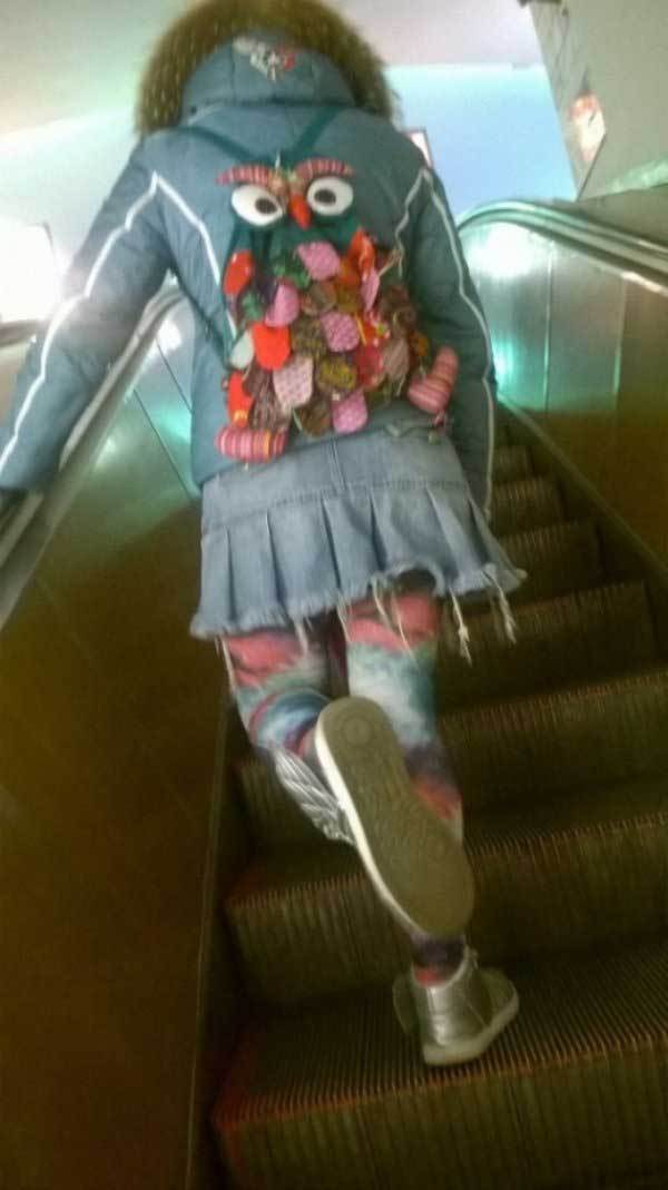 девушка с рюкзаком на эскалаторе