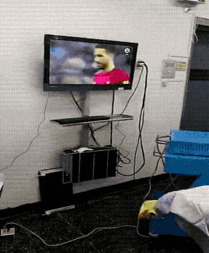 хирург смотрят футбол