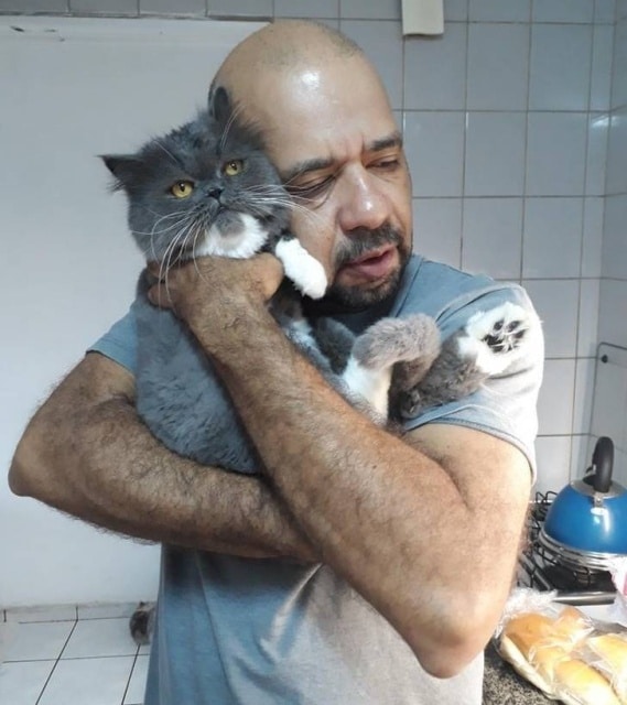 мужчина обнимается с котом