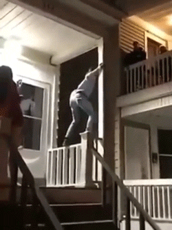 парень падает с балкона