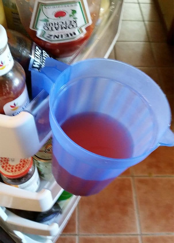 чашка с соком в дверце холодильника