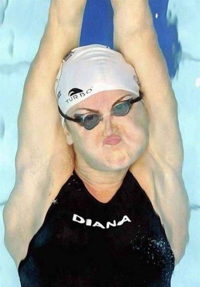 спортсменка под водой