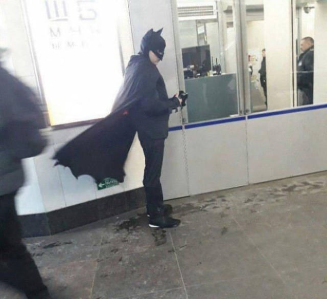 мужчина в костюме Бэтмена