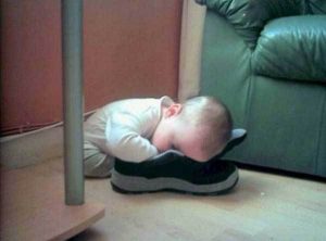 ребенок спит лицом в кроссовке