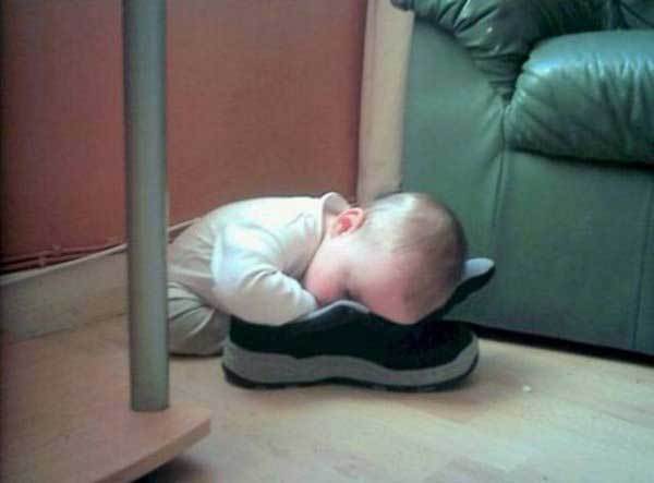 малыш спит лицом в кроссовке