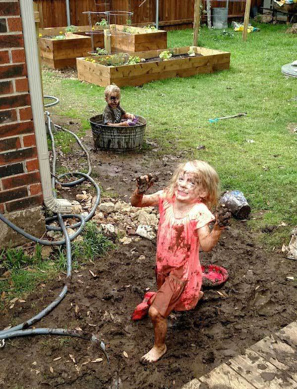 девочка и мальчик в грязи