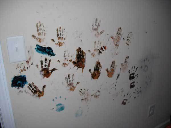 отпечатки детских ладоней на стене