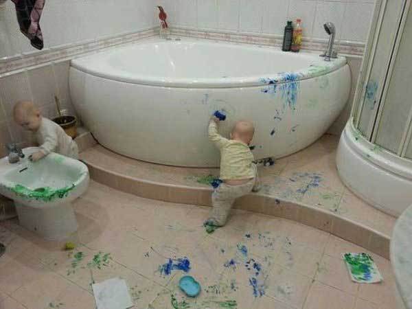 дети вымазали в краску ванную
