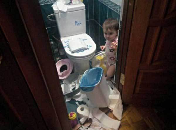 ребенок в туалете