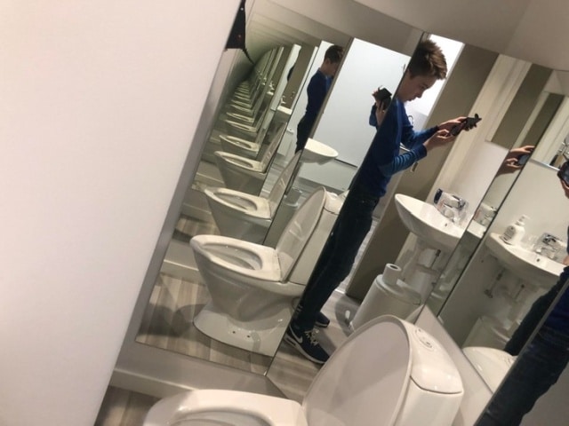 зеркало в туалете