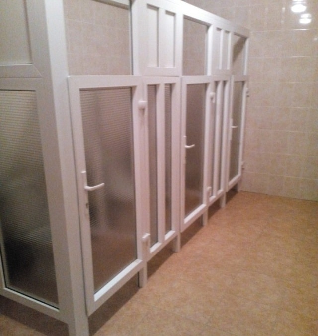 туалет с прозрачными дверями