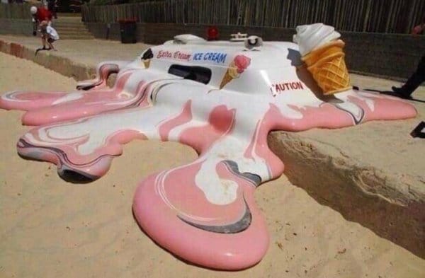 расплавившийся фургон с мороженым