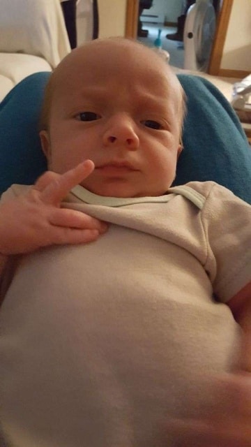 малыш показывает палец