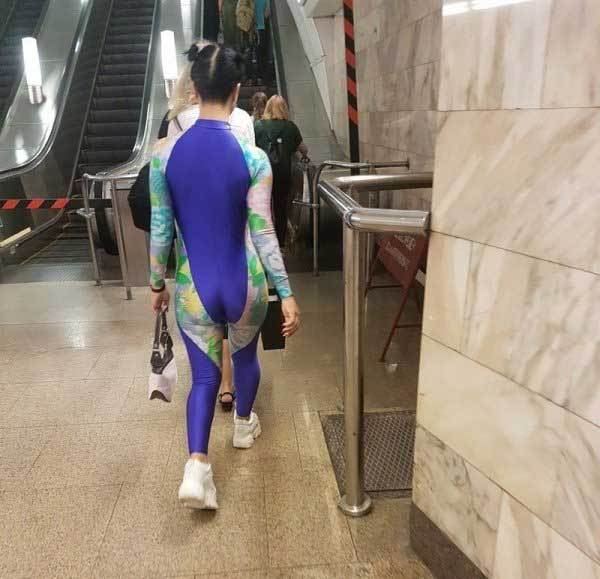 девушка в комбинезоне в метро