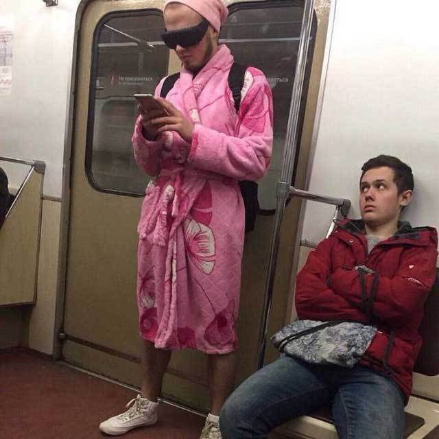 парень в розовом халате в метро
