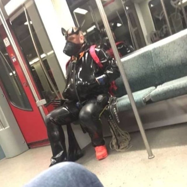 мужчина в латексном костюме в метро