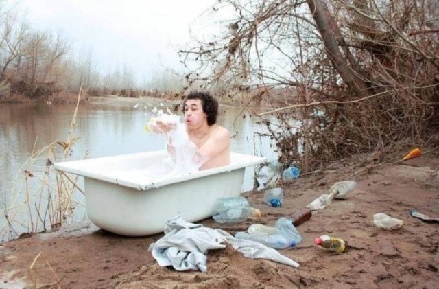мужчина в ванне на берегу озера