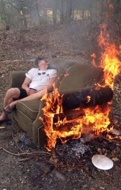 парень спит на горящем диване