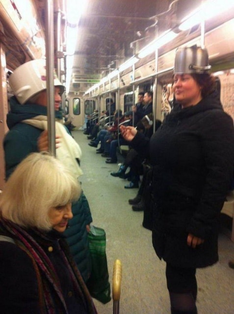 женщины с кастрюлями на голове в метро