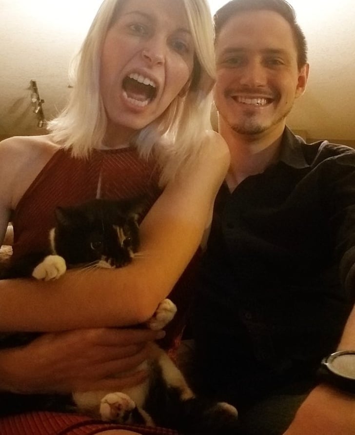 парень и девушка с котом на руках