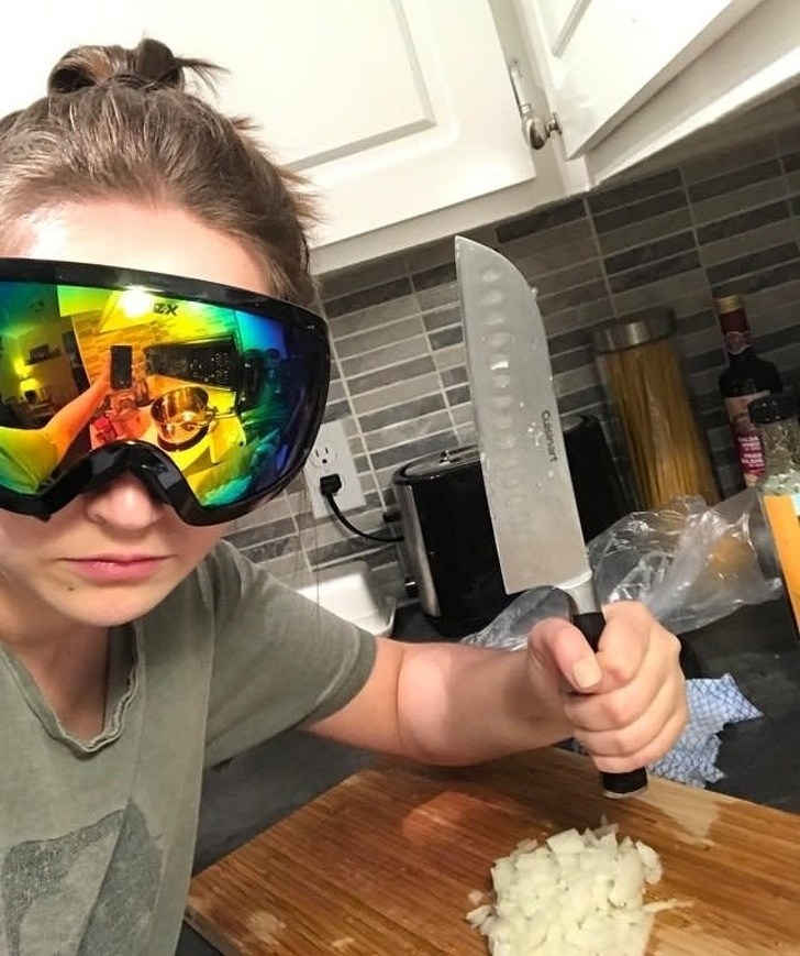 девушка в лыжной маске с ножом