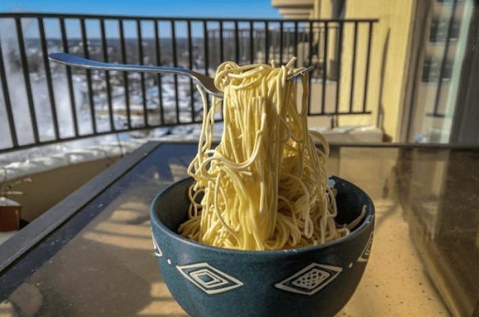 замерзшие спагетти на морозе