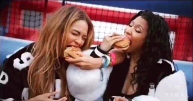девушки едят бургеры