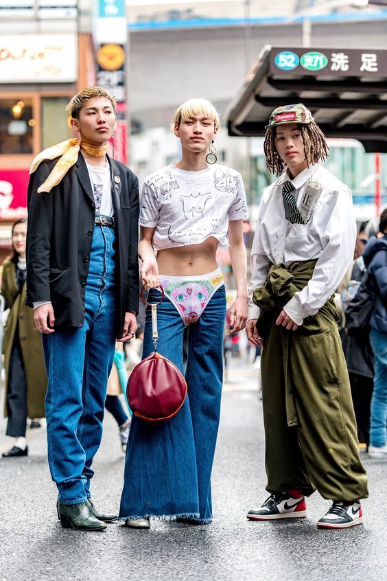 японские парни в странной одежде