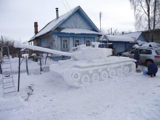 танк из снега