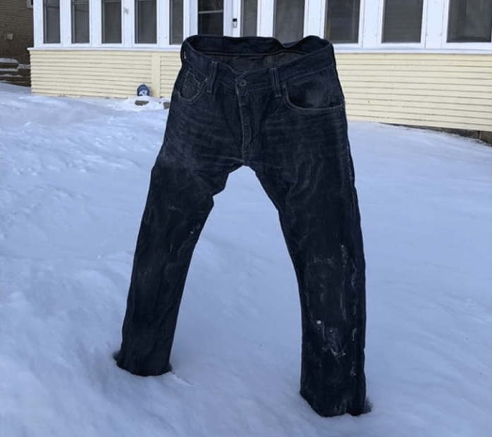 штаны стоят в снегу